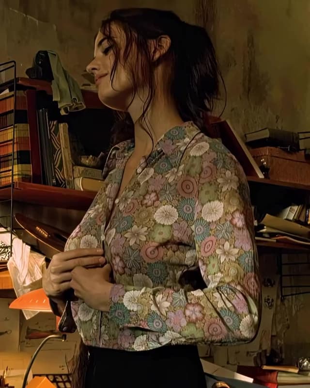 En 'The Dreamers', la escena donde los protagonistas recrean clásicos del cine refleja su aislamiento mientras París estalla en 1968. Esta película mezcla política, cine y provocación, marcando el debut de Eva Green. Detalle inolv