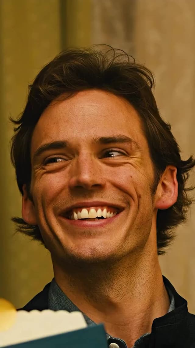 La famosa escena del labial amarillo de Lou en 'Me Before You' fue improvisada por Emilia Clarke, reflejando la calidez y espontaneidad del personaje. El rodaje en la campiña inglesa realza la atmósfera nostálgica del filme.