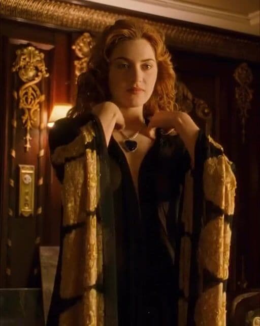 El hundimiento del Titanic es uno de los momentos más icónicos del cine. Descubre cómo esta película mezcla historia, romance y efectos especiales inolvidables.