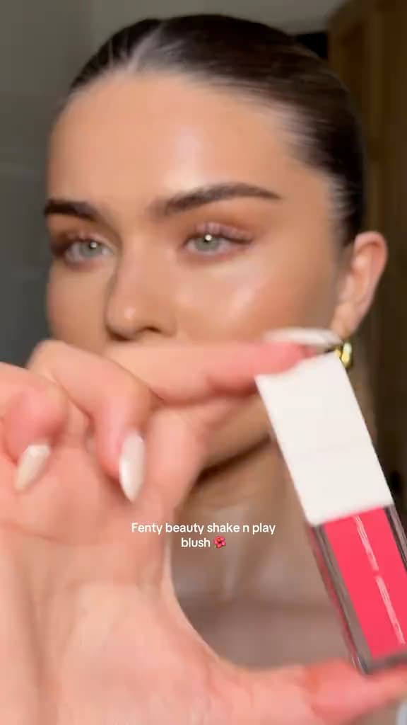 Fenty Beauty lanza el Shake N Play Liquid Blush en el tono Fiya Papaya