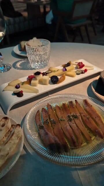 Gastronomía y ocio en distintos espacios con vistas al Retiro. Recetas tradicionales con técnicas vanguardistas en El Pabellón, su restaurante principal.
