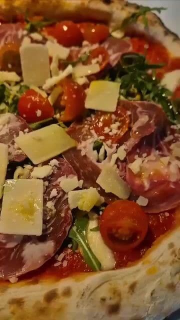 Auténtica pizza napolitana con dos nuevas variedades que no te puedes perder. Masa artesanal e ingredientes de primera.