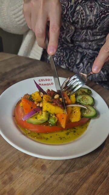 En esta taberna de Chueca el producto manda: tomate de temporada con sabor de verdad, soldadito de pavía brutal y el arroz campero zamorano que no te puedes perder. Vídeo del ambiente de la taberna.