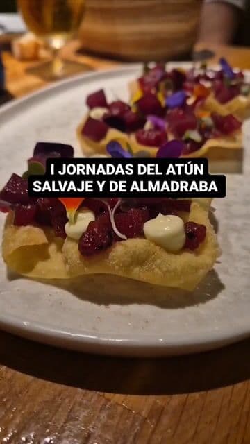 Tartar de atún rojo, solomillo en escabeche cítrico, tarantelo con ceviche de calamar y mormo salteado con crema de coliflor. Templo del atún rojo en Madrid.