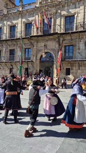 POV: Esa escapada que igual no tenías en el radar… pero necesitas hacer. ❤️

León es una ciudad perfecta para un fin de semana porque hay un poco de todo: arte, historia, tradición, arquitectura, ambiente y, sobre todo, mucho buen comer. 🤤
