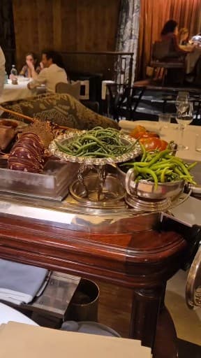 🚨 Este es el restaurante al que llevaría a cualquiera que visite Madrid. Aquí puedes comer alta gastronomía... ¡a cualquier hora!

⭐️ Lo mejor es que aquí el chef @ramonfreixa reinventa la cocina tradicional sin perder su esencia, con un producto increíble y en un espacio elegante y acogedor.