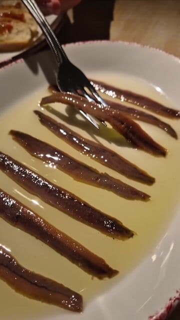 Cocina tradicional cántabra con rabas de calamar, anchoas y cachopo asturiano. Su torrija de sobao pasiego de postre es brutal.