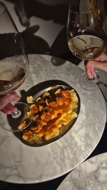Tapas castizas con personalidad en el barrio de Chamberí. Torreznos, bravas, gildas y unos mejillones en escabeche casero que no puedes perderte.