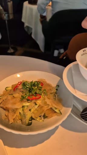👉 ¿SABIAS QUE UNO de los mejores viajes gastronómicos a China está en pleno barrio de Salamanca?

🥢 En @donlayrestaurante donde Nieves Ye  lleva más de 20 años defendiendo la auténtica cocina cantonesa en Madrid.

Sus imprescindibles 👇
 
Ensalada de medusa, dim sums y pato laqueado.