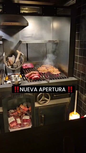 Láminas de foie, mini steak tartar, croquetas de jamón y boletus y Cube Roll de simmental. Un sitio precioso donde se come de cine.