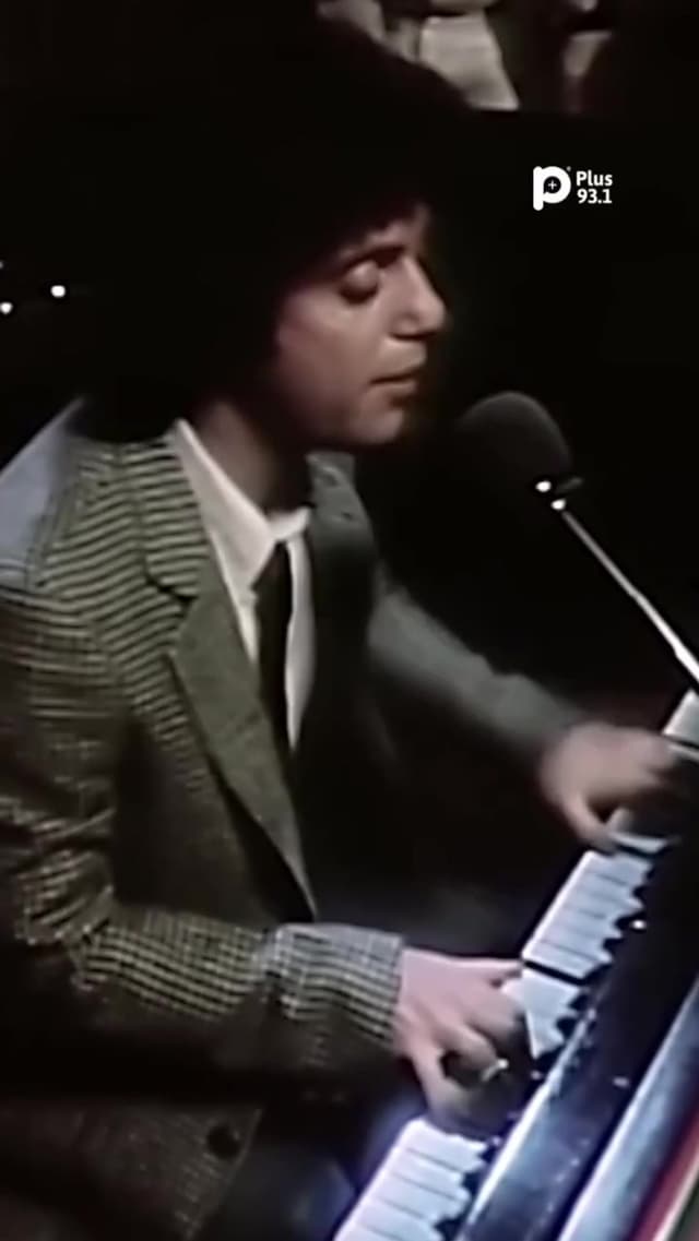 La canción 'It's My Life' de Billy Joel fue tema de la serie 'Bosom Buddies', pero en TV usaron otra voz por licencias. Peter Cetera y Donnie Dacus de Chicago participaron en los coros y parte de la letra alude al cómico Richard Lewis.