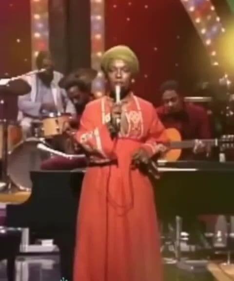 Roberta Flack revolucionó la música soul con una interpretación sensible y poderosa. Un tema ganador del Grammy que sigue emocionando décadas después. Descubre curiosidades y legado del tema.