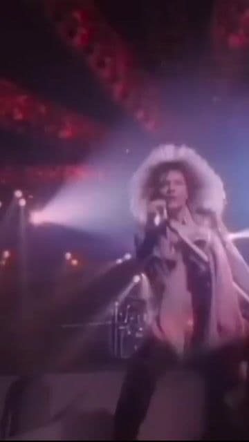Otro bombazo de Bon Jovi que mezcla actitud rebelde con riffs pegajosos. Sonido clásico de los 80s.