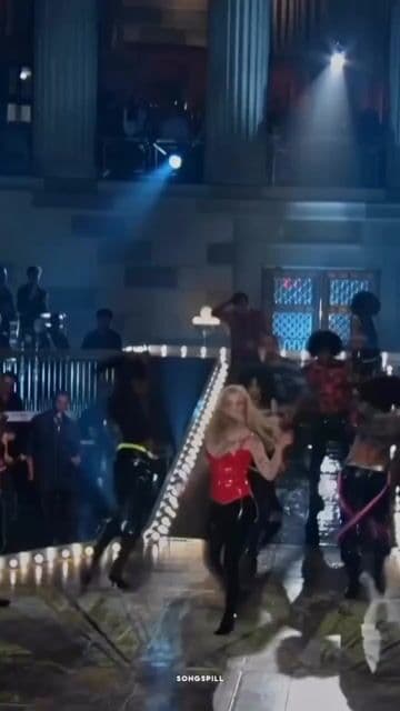 Britney en su punto más icónico. Pop intenso, sensual y atemporal.
