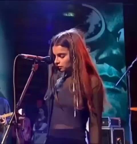Canción triste y atmosférica que te envuelve con una suavidad dolorosa. Ideal para el bajón emocional.
 Hashtags: