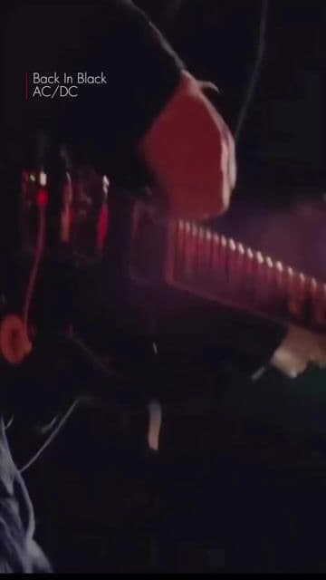 Un riff inmortal y un ritmo que te atrapa al instante. AC/DC marcando historia en el rock de los 80s.