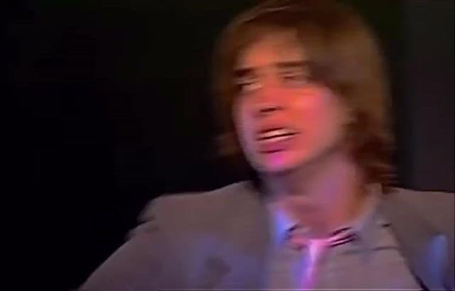 Himno indie rock que marcó el inicio del nuevo milenio. Estilo neoyorkino puro.