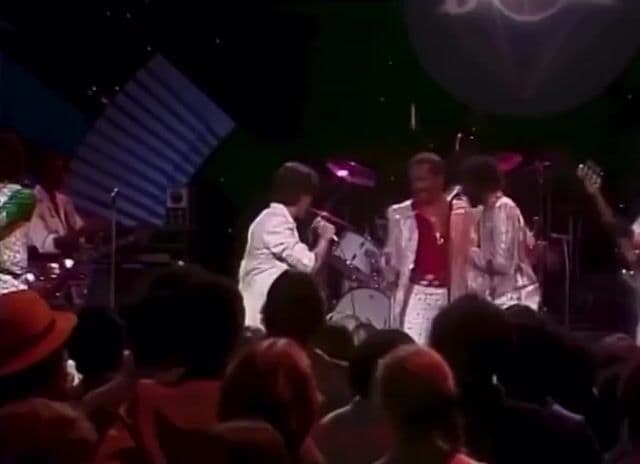 Descubre cómo Barry Gibb de The Bee Gees eligió a Frankie Valli para grabar 'Grease', la canción título de la película de 1979 que se convirtió en uno de los mayores éxitos discográficos de Valli. Una historia de decisiones creativas que m