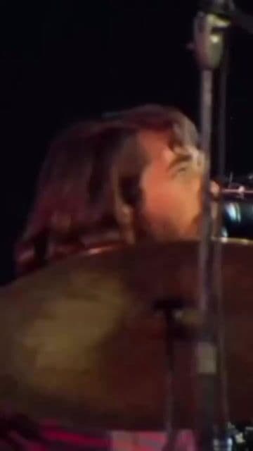Crítica directa a las élites y la guerra de Vietnam. Un clásico rock que aún resuena fuerte.