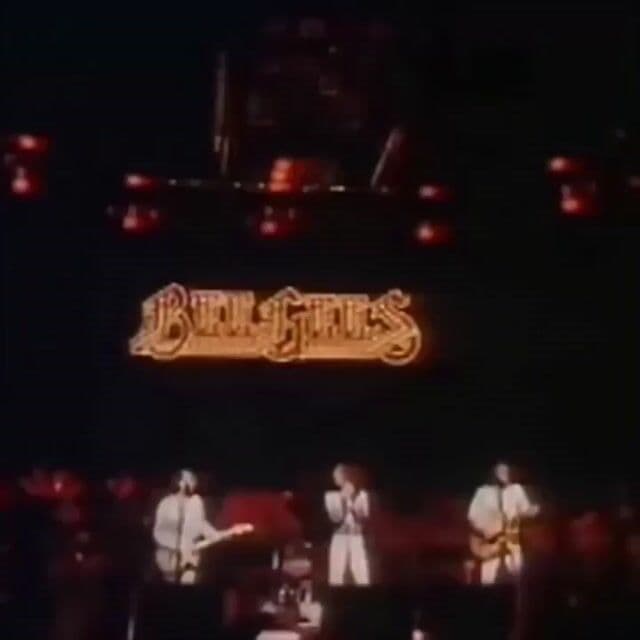 Barry Gibb creó el efecto de trueno en 'Tragedy' haciendo un sonido explosivo con su boca frente al micrófono. La canción, un éxito número uno en 1979, refleja la urgencia y desesperación del desamor con un falsete inolvidable.