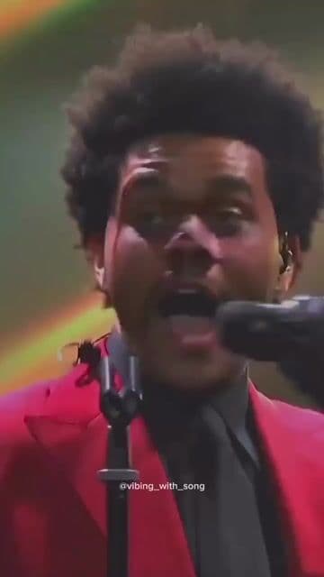 The Weeknd lo hizo icónico. Synth-pop nostálgico, letra potente y ritmo adictivo. De los temas más virales del siglo.