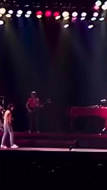 Power ballad icónica de los 80s que sigue inspirando generaciones. Melodía inolvidable y letra motivadora.