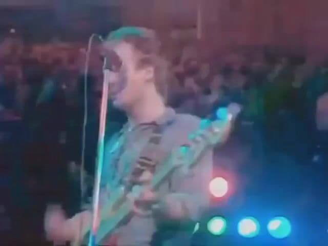 ‘Message in a Bottle’ narra a un náufrago que lanza un mensaje en una botella y despierta con miles más en la orilla, entendiendo que no está solo. Para el guitarrista Andy Summers, es la mejor canción en la que participó The Police.