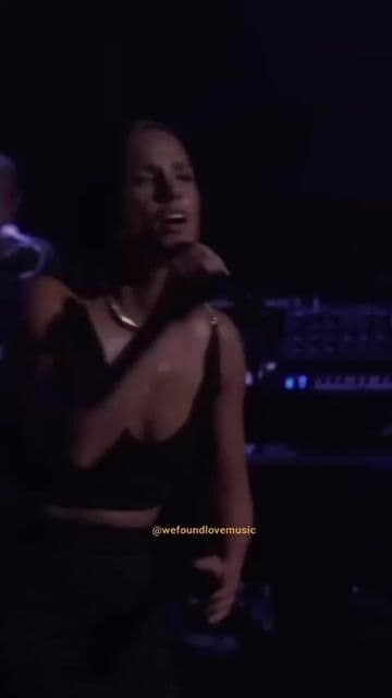 “No One” es una balada de amor incondicional que marcó los 2000s. Alicia Keys transmite fuerza, emoción y mucho soul.