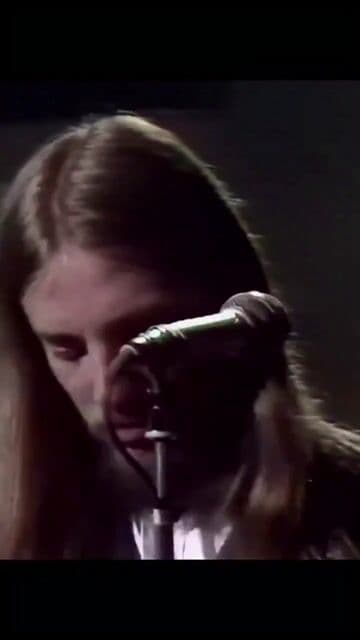 Descubre la historia detrás de 'A Horse With No Name', el clásico de 1972 que nació de la nostalgia de Dewey Bunnell por los desiertos de California. Una canción icónica sobre viajes introspectivos y la b