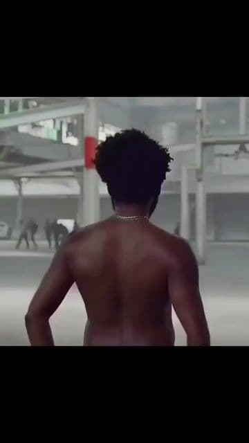 Un golpe audiovisual a la conciencia americana. Denuncia el racismo y la violencia con ironía y crudeza.