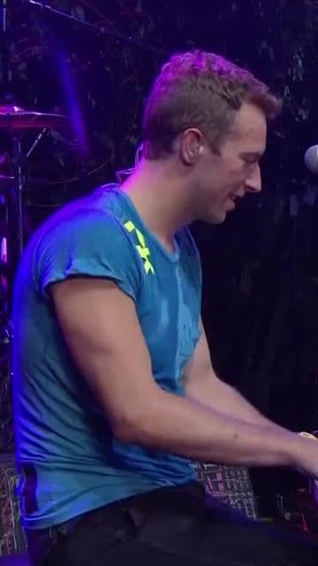 Himno épico moderno que sigue emocionando como el primer día. Coldplay en su mejor versión.