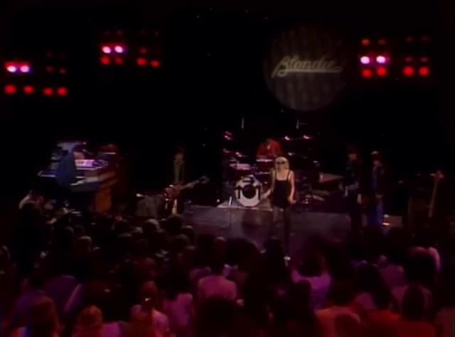 En 1979, Blondie lanzó 'Accidents Never Happen', tema emblemático con influencias new wave y letras escritas por Debbie Harry. Esta canción muestra el giro experimental de la banda en aquel año.