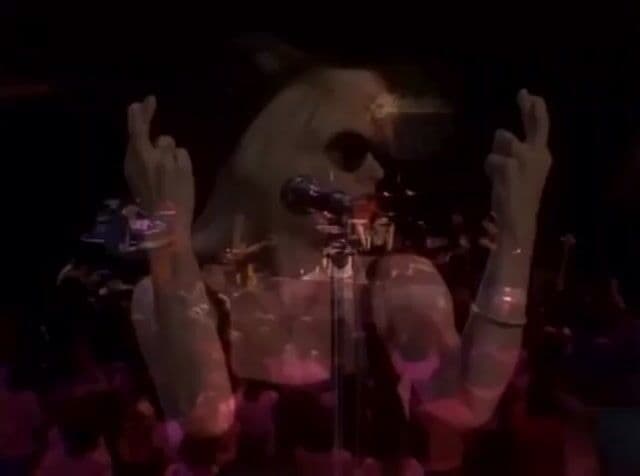 En 1979, Blondie lanzó 'Accidents Never Happen', tema emblemático con influencias new wave y letras escritas por Debbie Harry. Esta canción muestra el giro experimental de la banda en aquel año.