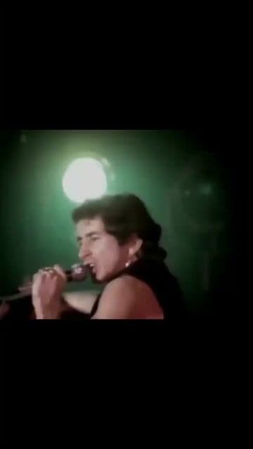 La canción 'High Voltage' fue lanzada como single en 1975 en Australia, alcanzando el puesto y ayudando al éxito del álbum homónimo. Fue el primer tema de AC/DC en contar con la batería de Phil Rudd.