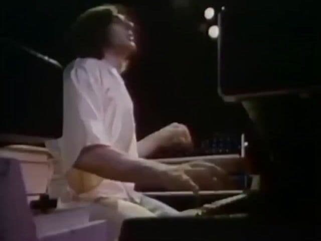 El clásico 'Mr. Blue Sky' de Electric Light Orchestra, incluido en el álbum 'Out Of The Blue' de 1977, fue compuesto por Jeff Lynne inspirado por un inesperado día soleado en los Alpes. Conocida por sus letras alegres y presencia en películas y anuncios.