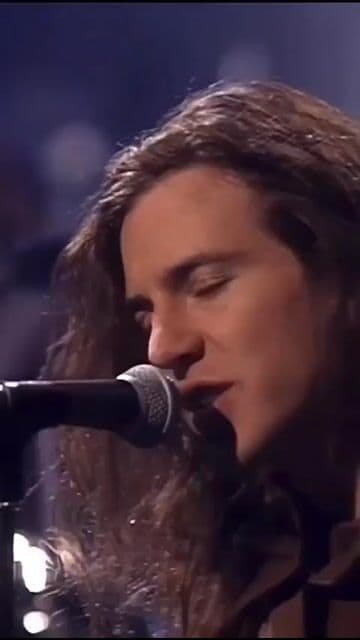 Un canto a la supervivencia con una de las guitarras más potentes del rock 90s. Pearl Jam en su mejor momento.