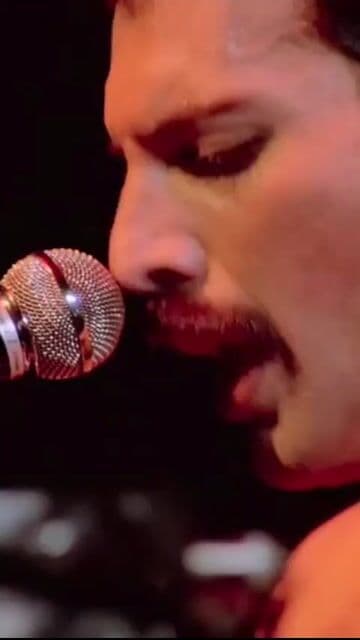 Himno rock eterno que une generaciones. Queen creó un clásico inmortal que nunca pierde fuerza ni emoción.