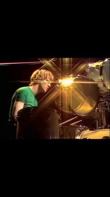 Descubre la historia detrás de 'So Lonely', la icónica canción de The Police lanzada en 1978. Conoce el proceso creativo de Sting, la influencia reggae de Bob Marley y cómo llegó al en 1980.