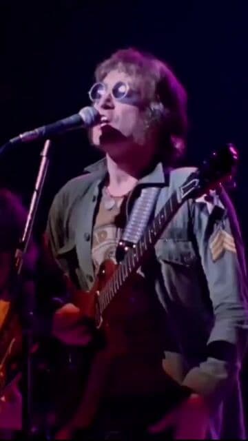 La canción 'Come Together' de John Lennon nació en 1969 inspirada por Timothy Leary y su campaña política. El bajo y la atmósfera swampy aportados por McCartney fueron clave para convertirla en un clásico de los Beatles.