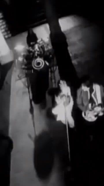 Una dosis de rock noventero funky que te sube el ánimo en segundos. Perfecta para empezar el finde a tope.