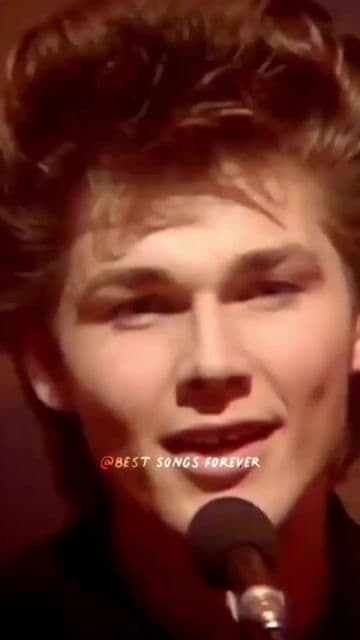 Uno de los one hit wonders más icónicos de los 80. “Take On Me” es puro synthpop que sigue rompiendo con su videoclip animado y nostálgico.