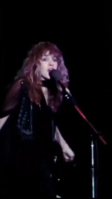 Durante la grabación de Rumours en 1977, Stevie Nicks compuso 'Dreams' en un estudio junto a Sly Stone, en medio de tensiones personales y rupturas amorosas dentro de Fleetwood Mac, lo que dio origen a una canción cargada de emociones y conflictos internos.