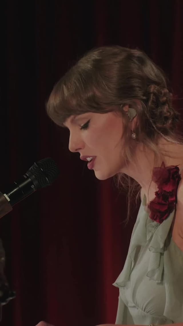 Taylor Swift interpretó en directo una emotiva mezcla de 'I Knew It, I Knew You', 'August' y 'All Too Well', mostrando la evolución de su repertorio y la conexión con sus fans en cada actuación.