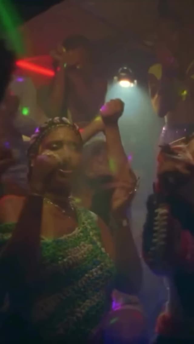 'Linda' reunió a Rosalía y Tokischa en 2021 para fusionar flamenco y dembow. El videoclip de la canción fue rodado en República Dominicana, mostrando la energía única y multicultural detrás de su éxito viral.