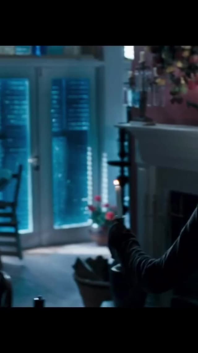 En 'Nights in Rodanthe', la famosa escena de Diane Lane y Richard Gere refugiados del temporal en la legendaria Rodanthe house aporta una atmósfera única y romántica, destacando el vínculo entre sus personajes.