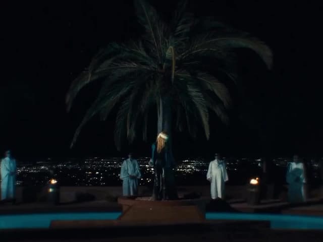 En 'MaXXXine' (2024), Ti West rinde homenaje al terror de los 80 con una Los Ángeles repleta de neón y decadencia. Mia Goth consolida a Maxine como uno de los personajes más icónicos del género.