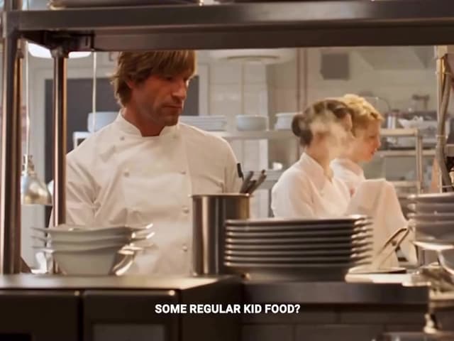 En 'No Reservations', el set de cocina del restaurante se diseñó consultando a chefs profesionales para lograr realismo. Catherine Zeta-Jones tomó clases de cocina para parecer una chef auténtica en cada escena.