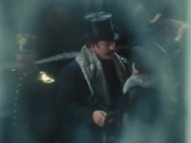 En 'Anna Karenina' (2012), la cámara de Joe Wright usó espejos y decorados teatrales para intensificar el drama de Anna y Vronsky, logrando una atmósfera única homenajeando el libro de Tolstói.