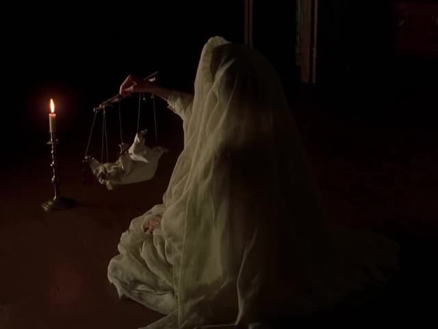 En 'The Others' (2001), Nicole Kidman se enfrenta a una de las escenas más perturbadoras del cine: una presencia inesperada transformando el silencio y la atmósfera en verdadero terror sin sustos fáciles. Un clásico del cine de terror psicológico.