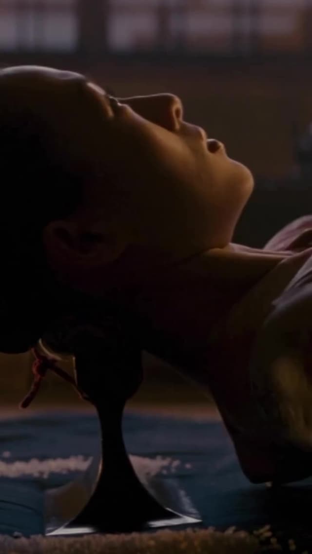La coreografía de la célebre danza de Sayuri en 'Memoirs of a Geisha' resalta el trabajo de Zhang Ziyi y el diseño de vestuario ganador del Óscar. La atmósfera la potencia la música de John Williams en la banda sonora de la película.